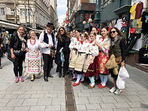 csoportkép fiatalokkal FashionStreet