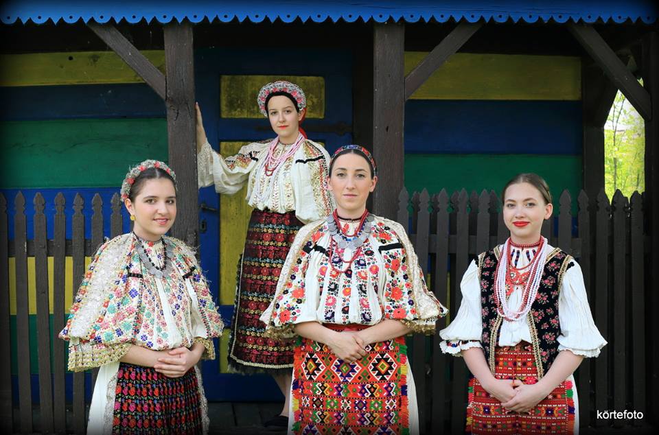 lányok a tornácnál fotó